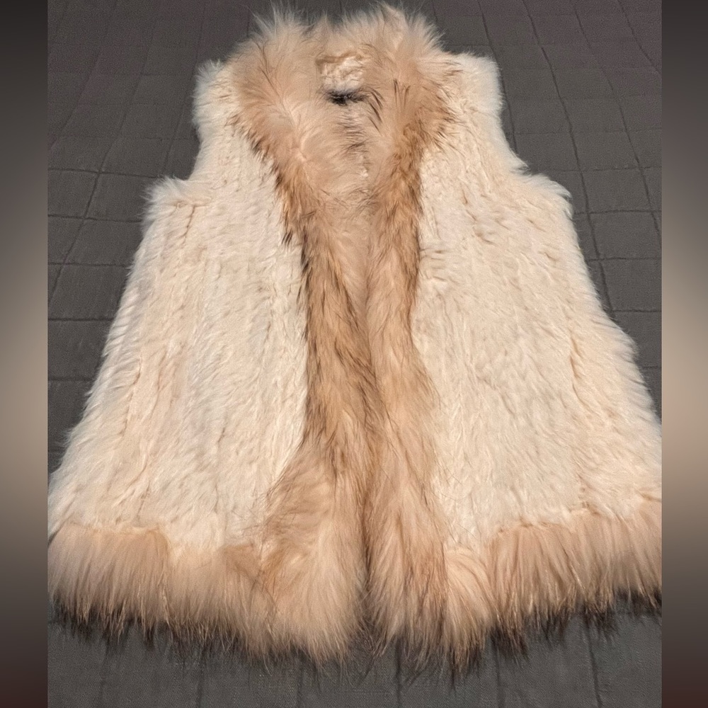 Luxurious fur vest in soft cream color. Size XS.